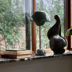 Flowerpot VP3 Bordslampa Gjord av PVC, Gjord av lackad metall, Stone Blue